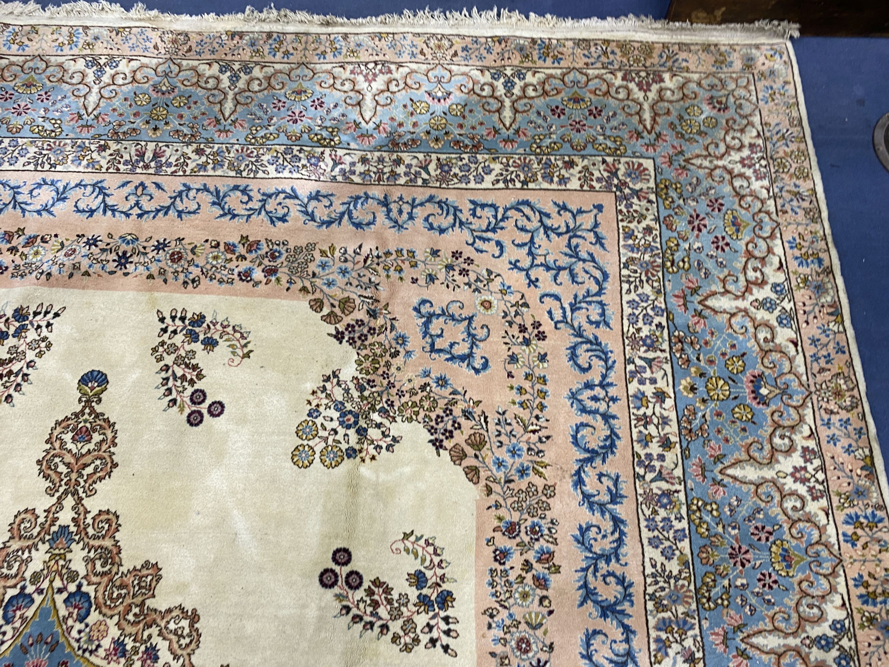 A large Kirman ivory ground carpet, 500 x 410cm